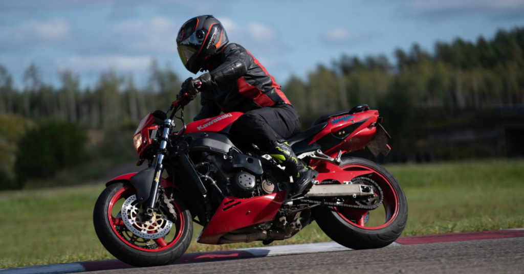 Motorcyclist riding motorcycle_motorcycle gear for beginners